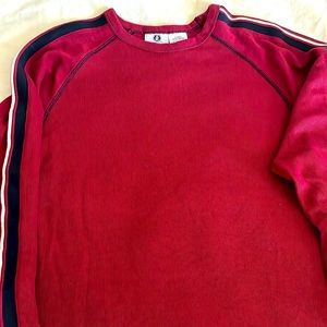 Sweater burgundy with a stripe down the sleep